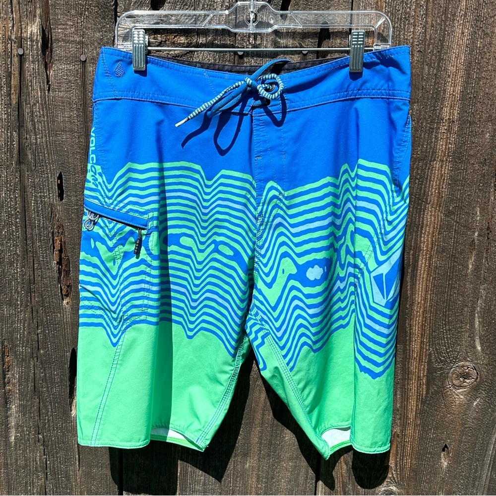 Volcom Mod-Tech Blue Green Wave Stripe Pattern Swim Trunks Board Shorts